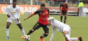 Deportivo Cuenca revierte el marcador ante Liga de Quito sobre el final