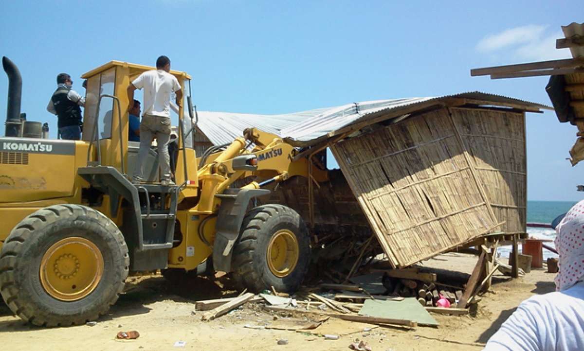 Con un tractor se derrib&oacute; una vivienda que, supuestamente, se construy&oacute; sin el permiso respectivo. Foto: V&iacute;ctor Haz / El Tel&eacute;grafo