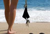 Fotos y miradas “burlonas” a nudistas en las playas de España; piden respeto
