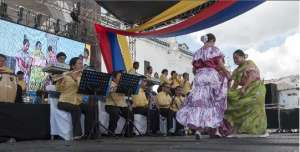 Desde las 11:00 los m&uacute;sicos empezaron a tocar melod&iacute;as ecuatorianas. Foto: John Guevara / El Tel&eacute;grafo