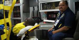 El m&eacute;dico de la FEF, H&eacute;ctor Boh&oacute;prquez (der), junto al lesionado Segundo Alejandro Castillo