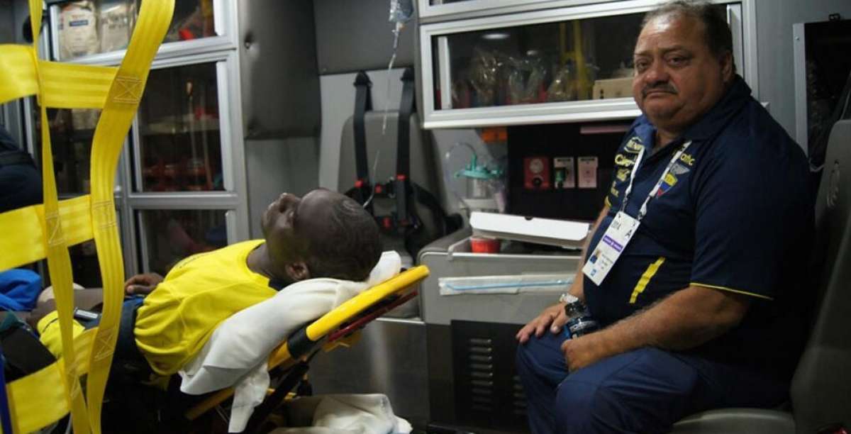 El m&eacute;dico de la FEF, H&eacute;ctor Boh&oacute;prquez (der), junto al lesionado Segundo Alejandro Castillo