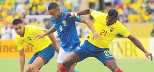 El delantero de Brasil, Gabriel Jes&uacute;s (9), disputa el bal&oacute;n con Gabriel Achilier (21) y Cristian Noboa (6), de Ecuador, durante el partido disputado ayer en el estadio Ol&iacute;mpico Atahualpa de Quito.    