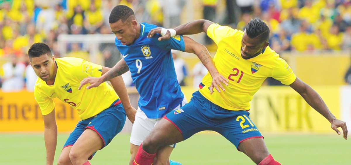 El delantero de Brasil, Gabriel Jes&uacute;s (9), disputa el bal&oacute;n con Gabriel Achilier (21) y Cristian Noboa (6), de Ecuador, durante el partido disputado ayer en el estadio Ol&iacute;mpico Atahualpa de Quito.    