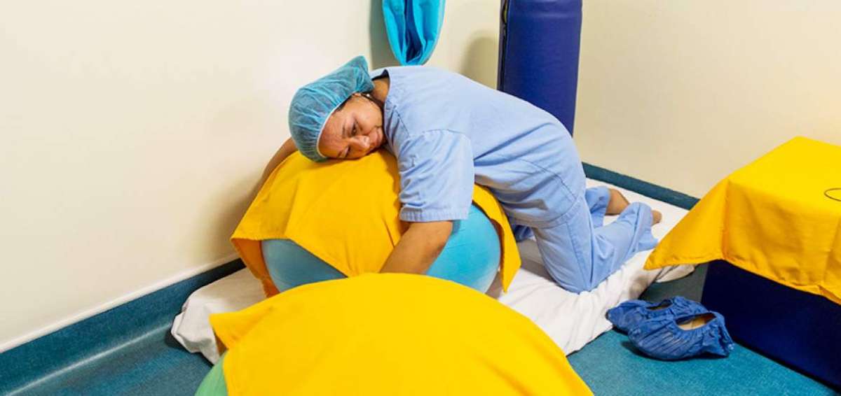 La obstetra Er&eacute;ndira Betancourt, en el hospital docente de Calder&oacute;n, norte de Quito, muestra una de las posiciones a las que la mujer puede optar para mitigar los dolores que siente durante la labor de parto.  