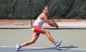 La ecuatoriana Charlotte Roemer devuelve la pelota en su juego ante Malena L&oacute;pez. Foto: Cortes&iacute;a FET