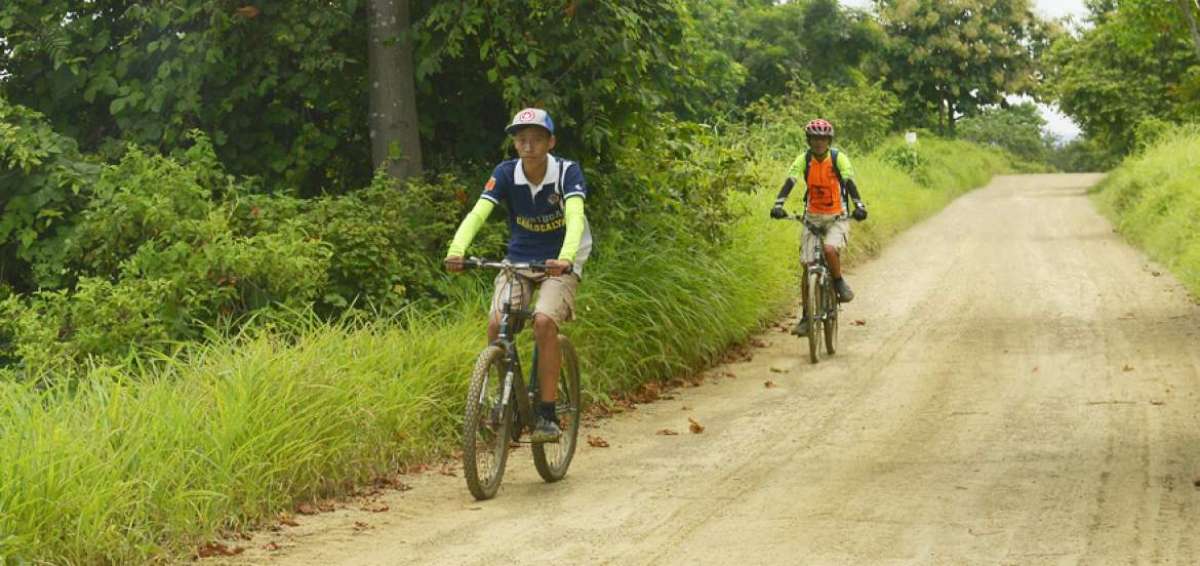 Desde Chong&oacute;n se puede hacer ciclismo hasta Punta Diamante. Los visitantes requieren ropa adecuada.