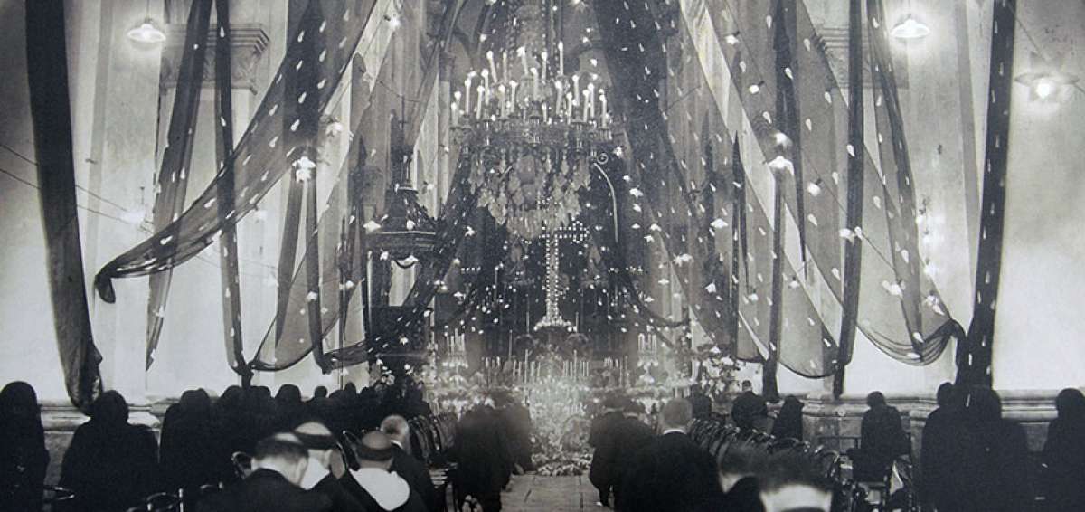La energ&iacute;a el&eacute;ctrica sirvi&oacute; para alumbrar la iglesia de San Alfonso y poder velar el cuerpo de Roberto Crespo Toral, empresario cuencano que falleci&oacute; en 1923.