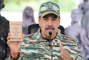 Entre consignas y milicias: Maduro apuesta por militarizar la respuesta a EE. UU.