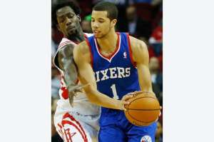 Michael Carter-Williams (der.) se saca la marca de Patrick Beverley, de los Rockets.