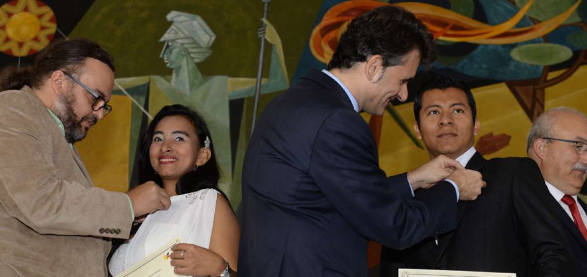 El ministro de Educaci&oacute;n, Freddy Pe&ntilde;afiel (izq.), entreg&oacute; los diplomas en el colegio Vicente Rocafuerte.