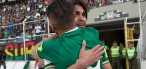 Bolivia resiste con 10 hombres y gana gracias a Martins