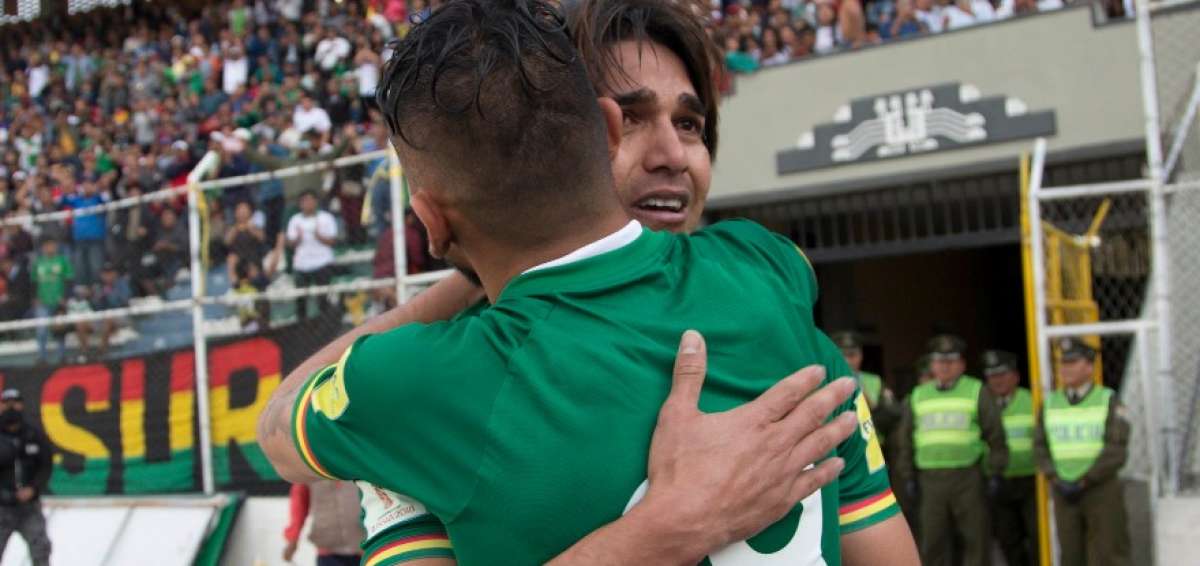 Bolivia resiste con 10 hombres y gana gracias a Martins