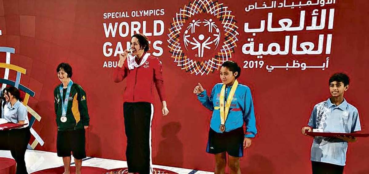 La nadadora Diana Ibujes (der.), oriunda de Imbabura, se ubic&oacute; tercera en los 400 metros libres y se colg&oacute; la medalla de bronce.