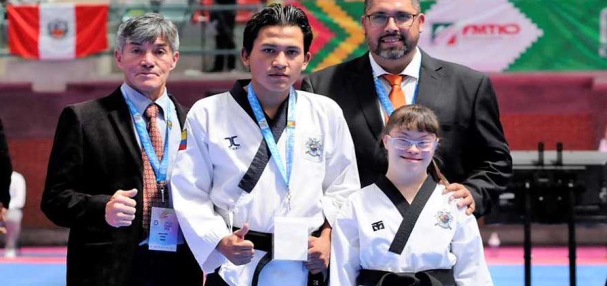 &Eacute;dison Chiguano (c) durante la ceremonia de premiaci&oacute;n del open, lo acompa&ntilde;a su entrenador, Marcelo Prado (i.).