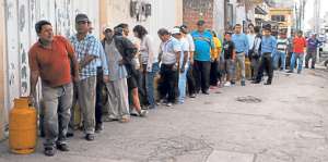 Una larga fila de ciudadanos se observa al pie de las distribuidoras de gas, pero no encuentran el producto. Foto: Fabricio Cruz / El Tel&eacute;grafo
