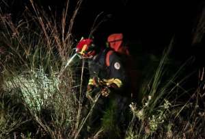  Los efectivos recibieron la alerta de los moradores que un hombre cayó a una quebrada en Conocoto. 