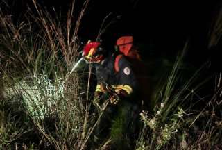  Los efectivos recibieron la alerta de los moradores que un hombre cayó a una quebrada en Conocoto. 