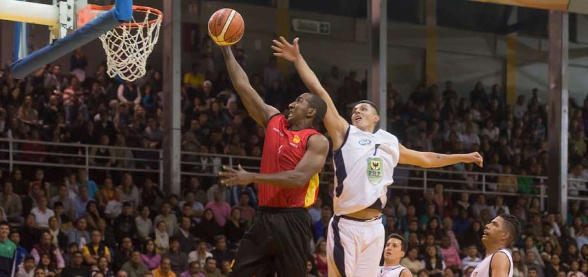 El jugador de Oro & Grana, Carlos Carcel&eacute;n (izq.) intenta encestar ante la presencia de Andr&eacute;s Cochambay, de Liga de Quito, durante la final.