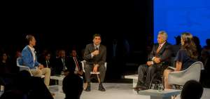 El presidente Len&iacute;n Moreno estuvo acompa&ntilde;ado de representantes de la sociedad civil y de industrias. Invit&oacute; a toda la ciudadan&iacute;a a participar.