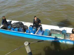 Personal de control localiz&oacute; en las costas de Esmeraldas galones de gas que no contaban con los respectivos permisos. Foto: Cortes&iacute;a 