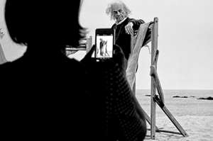 Nicanor Parra es parte de la celebraci&oacute;n que vive Chile por sus 100 a&ntilde;os de vida. La exhibici&oacute;n se hizo con su propio archivo de fotograf&iacute;as. Foto: AFP