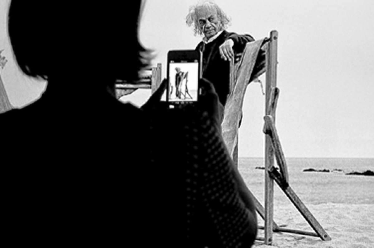 Nicanor Parra es parte de la celebraci&oacute;n que vive Chile por sus 100 a&ntilde;os de vida. La exhibici&oacute;n se hizo con su propio archivo de fotograf&iacute;as. Foto: AFP