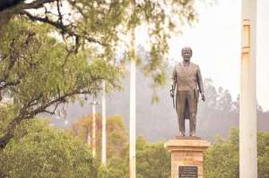 Un monumento al expresidente de la Rep&uacute;blica Antonio Borrero se levanta en la avenida Fray Vicente Solano de la capital azuaya. Foto: Jos&eacute; Luis Llivisaca / El Tel&eacute;grafo.