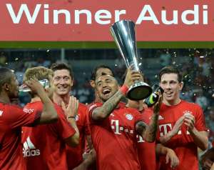 El chileno Arturo Vidal, reciente contrataci&oacute;n b&aacute;vara, sostiene el trofeo de la Audi Cup. Foto: AFP