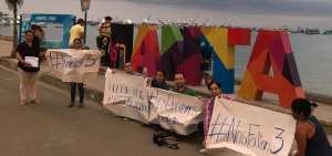Periodistas de Manta se reunieron en el malec&oacute;n Jaime Ch&aacute;vez para pedir la liberaci&oacute;n del equipo period&iacute;stico de El Comercio que fue secuestrado en la frontera norte.