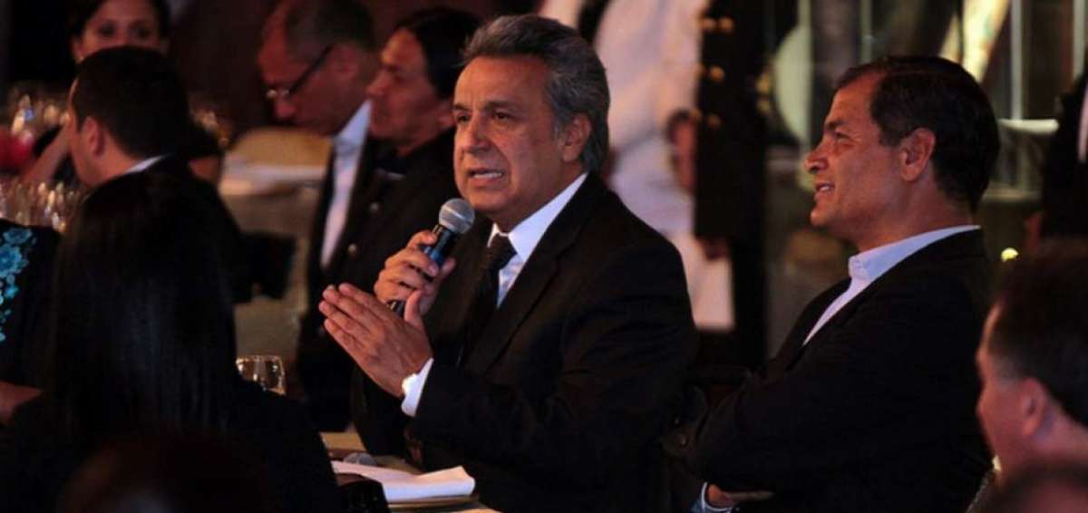 Imagen de archivo de una cena de despedida que se realiz&oacute; en homenaje a Len&iacute;n Moreno en Carondelet. A su lado el presidente Rafael Correa.