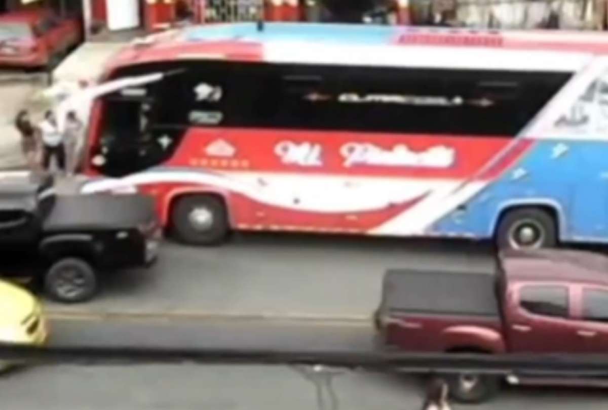 Familia se salva por cent&iacute;metros de ser atropellada por un bus en Pedro Carbo.