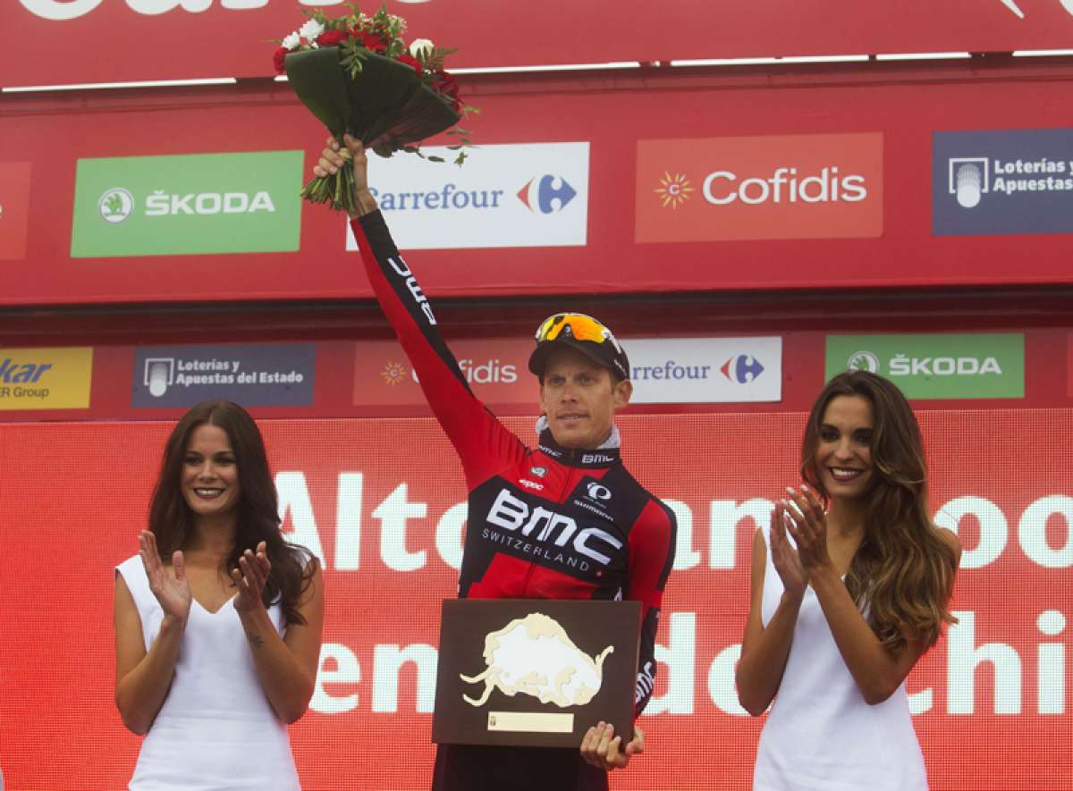El ciclista italiano Alessandro de Marchi (c) durante la premiaci&oacute;n de la etapa 14 de la Vuelta a Espa&ntilde;a. AFP