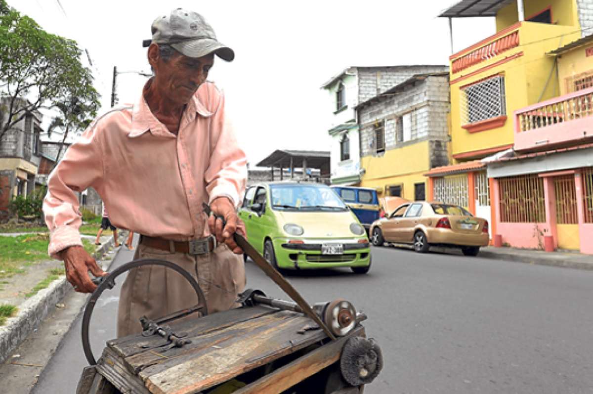 Segundo Zamora trabaja en el suburbio oeste. Su oficio de afilador de cuchillos y tijeras le deja una ganancia diaria que oscila entre $ 15 y $ 20. El recorrido de este hombre abarca m&aacute;s de 40 cuadras de distintos barrios de la ciudad. Foto: Jos&eacute; Mor&aacute;n 