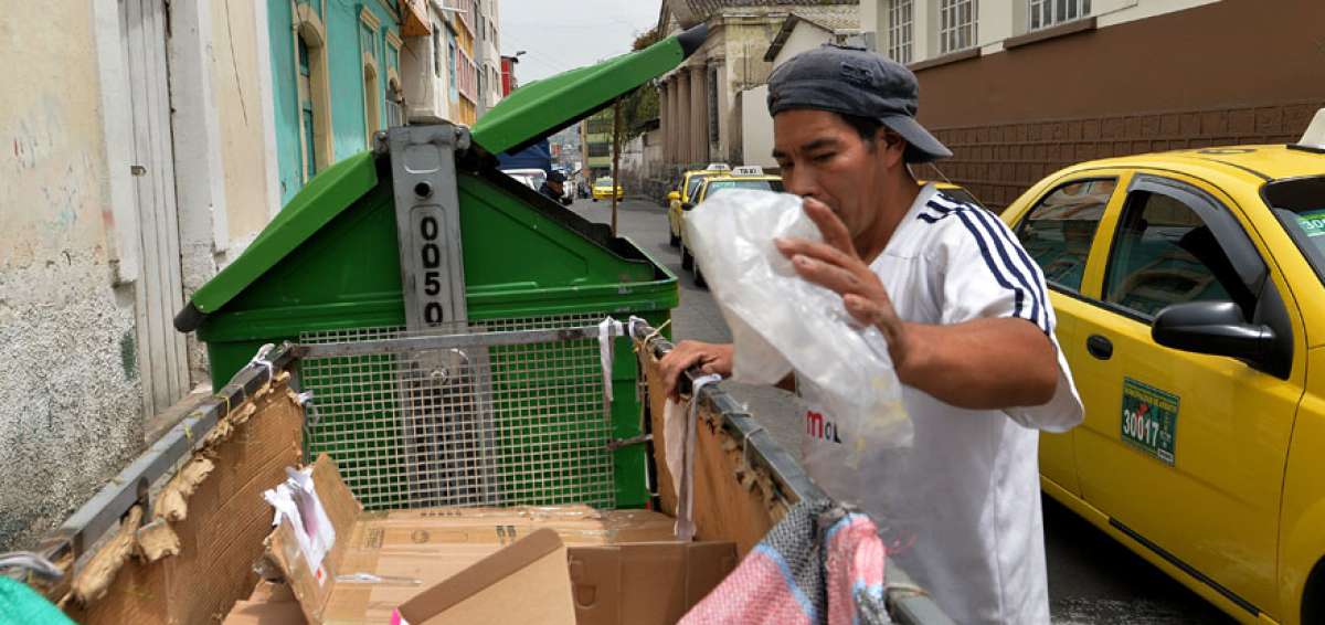 Los recicladores informales deambulan por diversos sectores de la urbe y se concentran en los ecotachos.