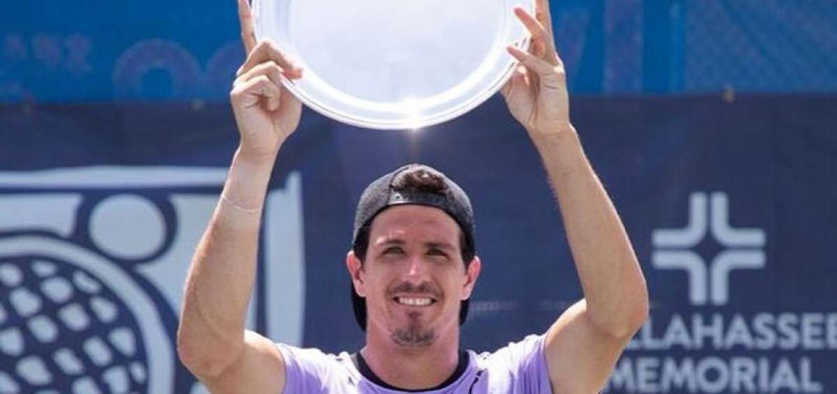 Emilio G&oacute;mez levanta el trofeo del campeonato. 
