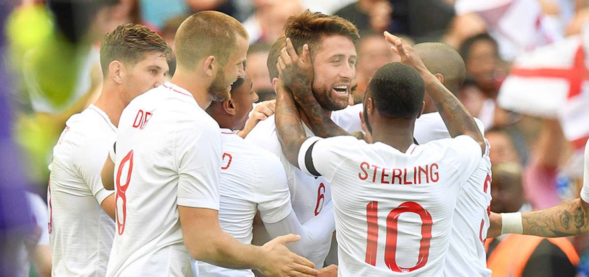 Gary Cahill, jugador del Chelsea a &oacute;rdenes de la selecci&oacute;n inglesa, abri&oacute; el marcador en el estadio de Wembely. Sus compa&ntilde;eros lo felicitan.