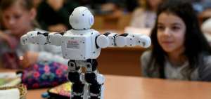 Robi se dirige a los ni&ntilde;os de las escuelas para prevenirlos de los robos y peligros de la cibertecnolog&iacute;a, as&iacute; como de los accidentes de tr&aacute;nsito. 