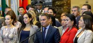 El presidente de la Asamblea, Jos&eacute; Serrano, lee el comunicado sobre la postura de la mayor&iacute;a del bloque de PAIS, luego de la reuni&oacute;n.