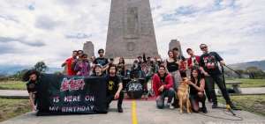 Una treintena de miembros del "Slayer Fan Ensemble EC" realiz&oacute; un v&iacute;deo para su banda favorita, en La Mitad del Mundo, el s&aacute;bado pasado.