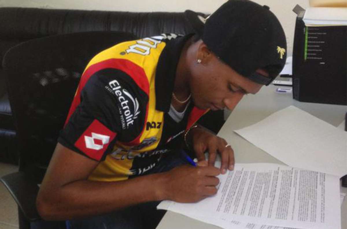 Fernando Guerrero mientras firma el contrato. Foto: Tomada @LeonesNegroCF