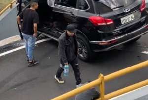 Accidente de tr&aacute;nsito deja un veh&iacute;culo suspendido en paso a desnivel del norte de Quito