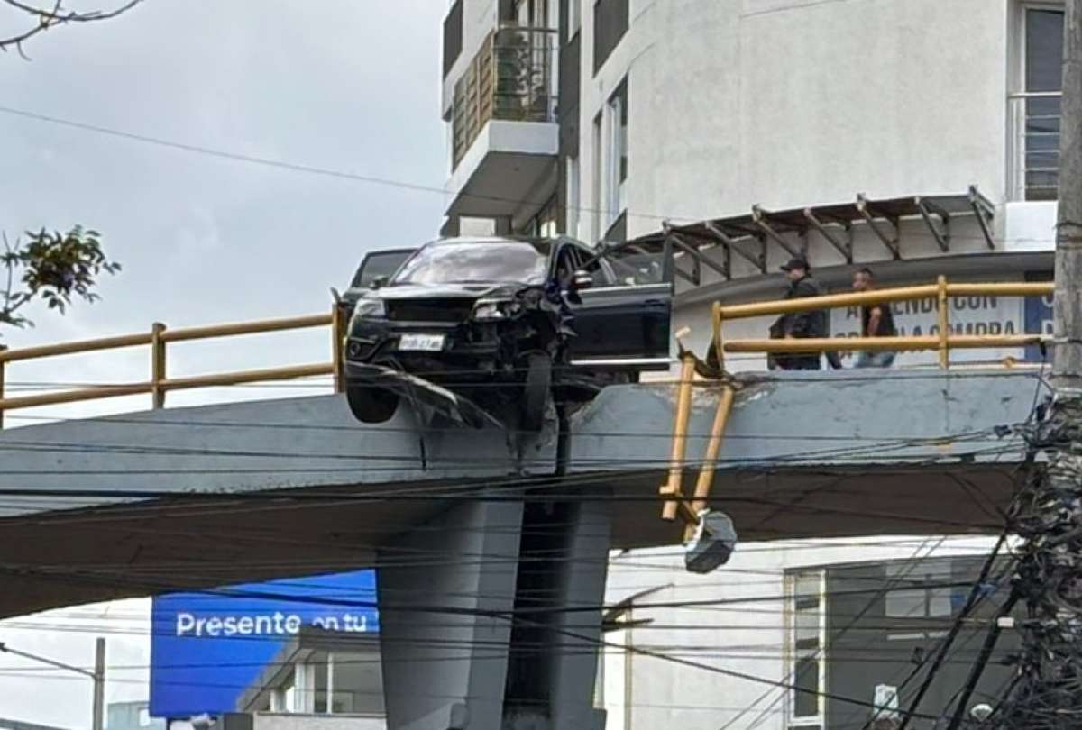 Accidente de tr&aacute;nsito deja un veh&iacute;culo suspendido en paso a desnivel del norte de Quito