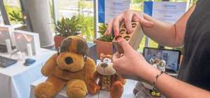 El peluche &lsquo;Brisa&rsquo; lleva incorporado el sistema de aprendizaje del braille para chicos con discapacidad visual.    