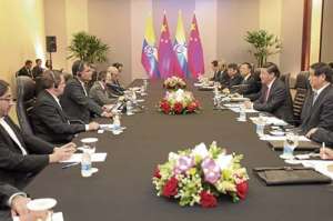 El presidente Rafael Correa mantuvo una reuni&oacute;n con su hom&oacute;logo chino durante la cumbre que se realiz&oacute; entre el Brics y los presidentes de Sudam&eacute;rica. Foto: Cortes&iacute;a Presidencia de la Rep&uacute;blica.