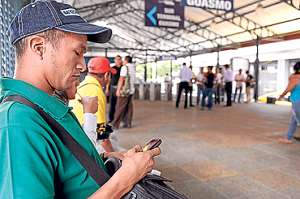Los usuarios de los paraderos del sistema Metrov&iacute;a pueden acceder a internet gratis por 30 minutos. Foto: Karly Torres.