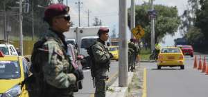 Desde el pasado viernes, los militares salieron a las calles para realizar operativos de control. La medida se cumple por orden presidencial. 