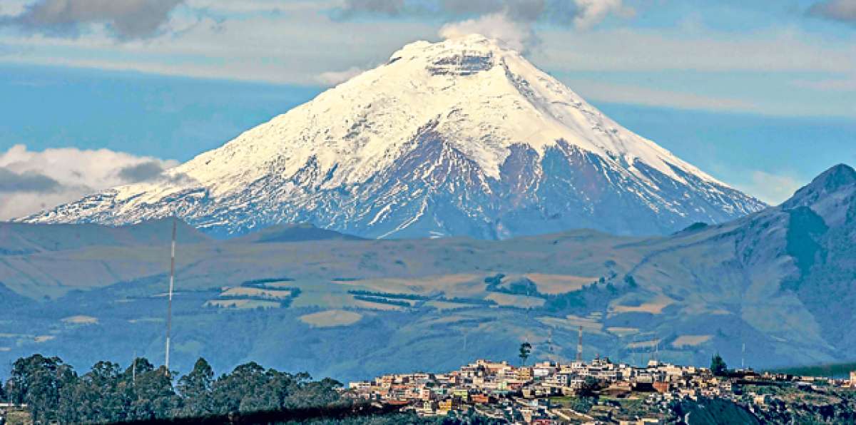 Debido al clima, son pocos los momentos en los que se puede divisar la cima del volc&aacute;n Cotopaxi. Foto: Roberto Ch&aacute;vez / El Tel&eacute;grafo