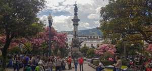Transe&uacute;ntes en los alrededores de la Plaza de la Independencia.