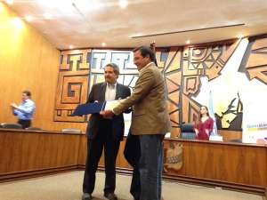 Mario Canessa (i.), presidente de River Ecuador, recibe la distinci&oacute;n por parte del prefecto Jimmy Jairala. Foto: H&eacute;ctor Marcillo/El Tel&eacute;grafo